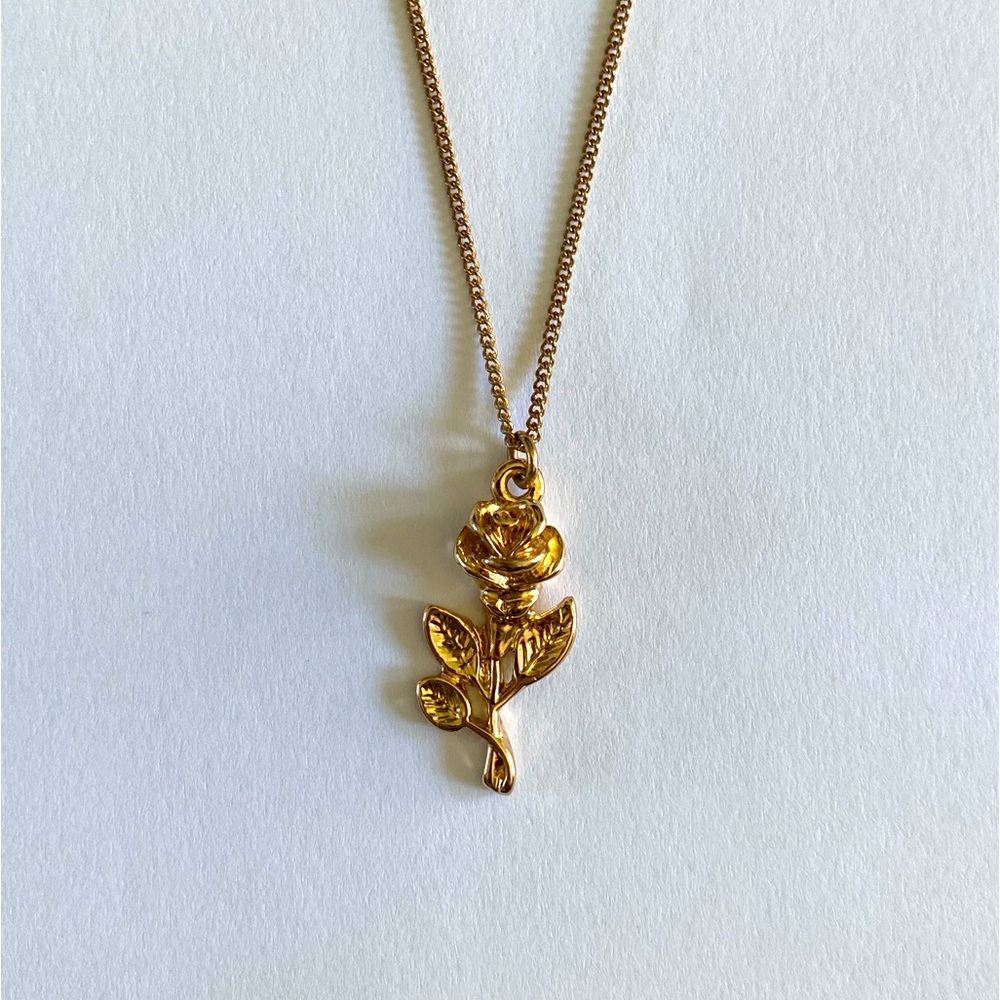 Beautiful gold rose necklace